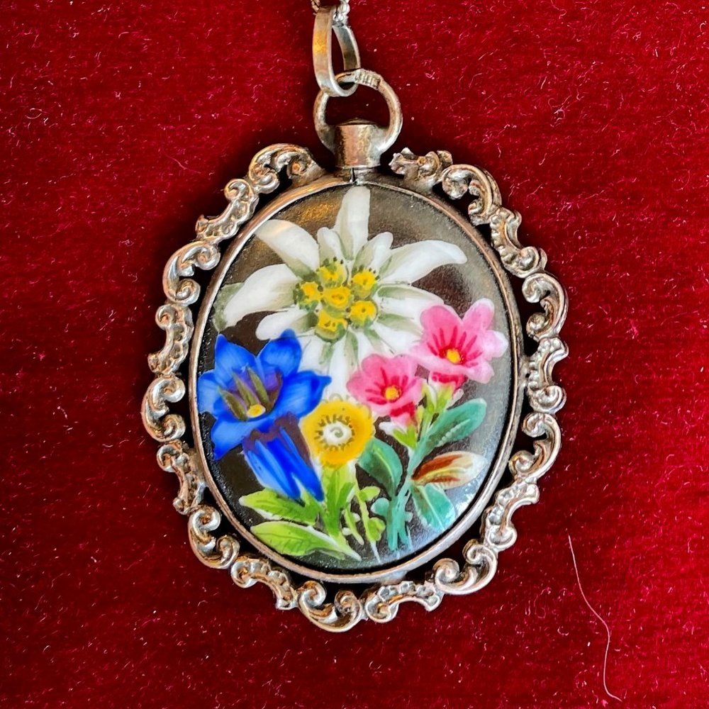 Beautiful vintage flower necklace